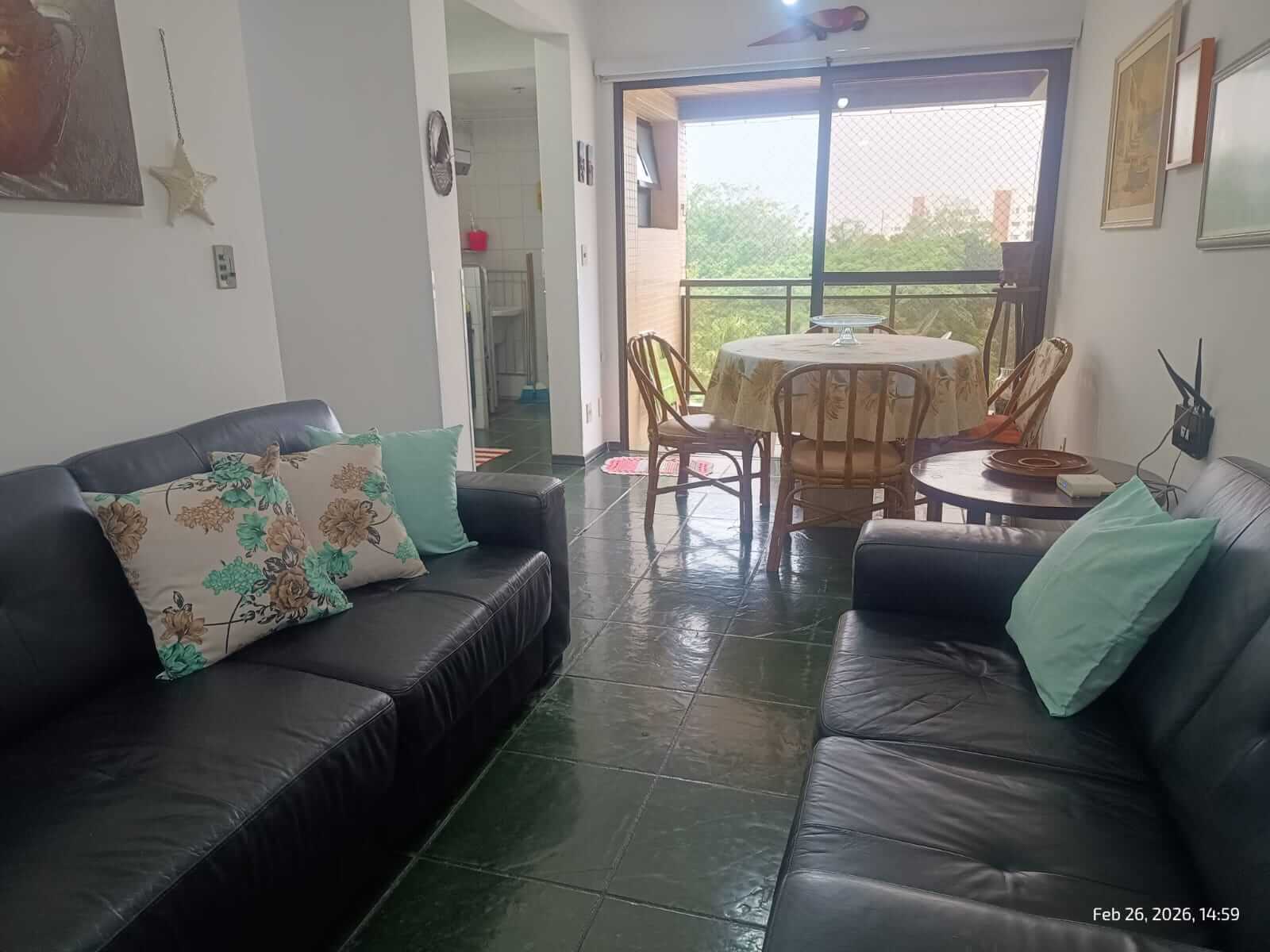 Sala de estar integrada de apartamento na Riviera de São Lourenço